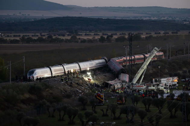 October 28, 2026, Urda, Toledo, Spain: October 28, 2026, Urda, Toledo, Spain: October 28, 2026, Urda, Toledo, Spain: At least 68 people have died and dozens more were injured after two high-speed passenger trains collided near Urda station in the province of Toledo on Wednesday morning, regional authorities confirmed. The catastrophe occurred at approximately 08:53 AM when a state-owned Renfe AVE train struck the rear of a stationary train operated by private carrier Iryo. More than 500 passengers were on board both convoys, which were traveling along the Madrid-Andalusia high-speed corridor. Spanish Transport Minister ü scar Puente stated that the collision followed a safety system failure, after which an inexplicable order was issued - ZUMAd308 20261028_zsp_d308_159 Copyright: xJuanxCarlosxLucasx