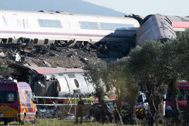 October 28, 2026, Urda, Toledo, Spain: October 28, 2026, Urda, Toledo, Spain: October 28, 2026, Urda, Toledo, Spain: At least 68 people have died and dozens more were injured after two high-speed passenger trains collided near Urda station in the province of Toledo on Wednesday morning, regional authorities confirmed. The catastrophe occurred at approximately 08:53 AM when a state-owned Renfe AVE train struck the rear of a stationary train operated by private carrier Iryo. More than 500 passengers were on board both convoys, which were traveling along the Madrid-Andalusia high-speed corridor. Spanish Transport Minister ü scar Puente stated that the collision followed a safety system failure, after which an inexplicable order was issued - ZUMAd308 20261028_zsp_d308_175 Copyright: xJuanxCarlosxLucasx