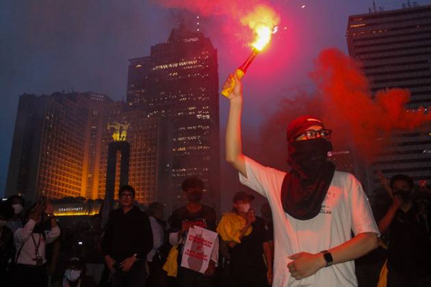 Indonesians protest government policies JAKARTA, INDONESIA - OCTOBER 28, 2026: Several students stage a protest in Jakarta, Indonesia, on October 28, 2026. Hundreds of students took to the streets, calling on the government to declare wildfires and haze a national disaster, improve oversight of state budget spending, and reduce fuel and staple food prices. Jakarta Indonesia Copyright: x xMuhammadxRizkyxFadhlurahmanx xJNAxPressx