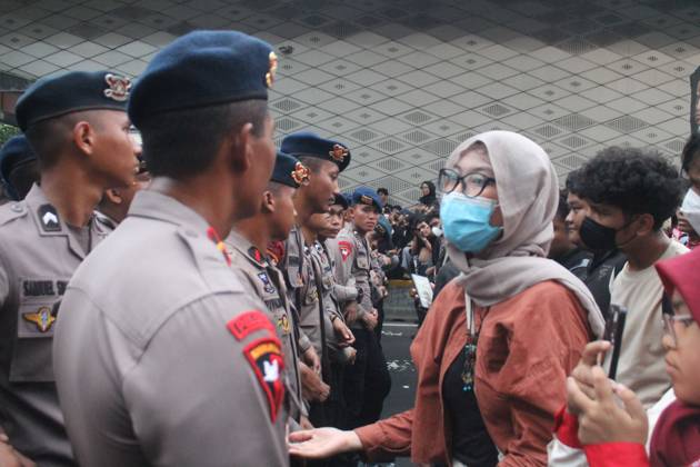 Indonesians protest government policies JAKARTA, INDONESIA - OCTOBER 28, 2026: Several students stage a protest in Jakarta, Indonesia, on October 28, 2026. Hundreds of students took to the streets, calling on the government to declare wildfires and haze a national disaster, improve oversight of state budget spending, and reduce fuel and staple food prices. Jakarta Indonesia Copyright: x xMuhammadxRizkyxFadhlurahmanx xJNAxPressx