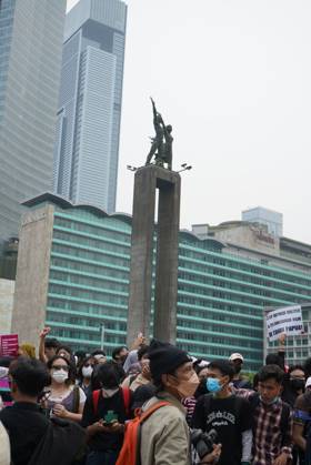 October 28, 2026, Jakarta, Indonesia: JAKARTA, INDONESIA, OCTOBER 28, 2026: University students and civil society groups demonstrate at the Hotel Indonesia roundabout (Bundaran HI) in Jakarta on Youth Pledge Day. Protesters call for forest and land fires to be declared a national disaster, a review of state spending, affordable education and the protection of civil liberties. Jakarta Indonesia - ZUMAnts 20261028_zna_q101_116 Copyright: xDennisxJoelxPutrax