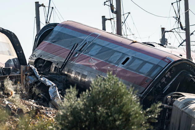 Work in Urda is intensifying after a night in which more than 500 people were on the job. Derailed railcars from the train accident in Urda on October 29, 2026, in Urda, Toledo, Castilla-La Mancha, Spain. The early hours of the day are being used in the area around the old Urda station to intensify efforts to remove the train cars that collided head-on nearly 24 hours ago at the old Urda station, resulting in a death toll, currently, according to official figures, 68 dead and more than a hundred injured, distributed among hospitals in Albacete, Toledo, Ciudad Real, and Madrid. Throughout the night, more than 500 people remained at the accident site, including firefighters, members of the Military Emergency Unit, medical personnel, and memb  Copyright: xDiegoxRadamÃ sx 7877524