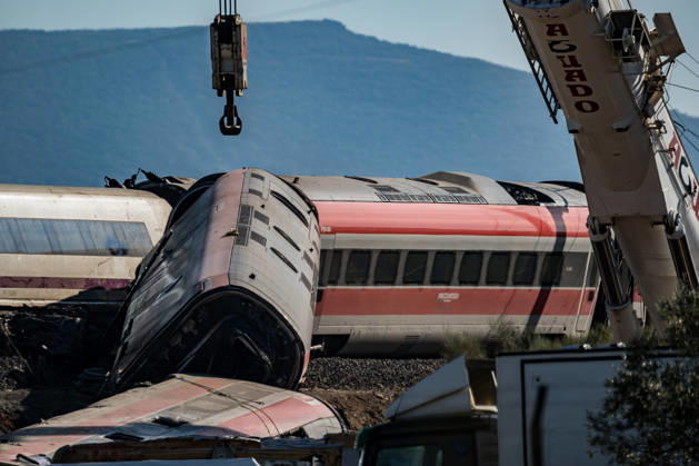 Work in Urda is intensifying after a night in which more than 500 people were on the job. Derailed railcars from the train accident in Urda on October 29, 2026, in Urda, Toledo, Castilla-La Mancha, Spain. The early hours of the day are being used in the area around the old Urda station to intensify efforts to remove the train cars that collided head-on nearly 24 hours ago at the old Urda station, resulting in a death toll, currently, according to official figures, 68 dead and more than a hundred injured, distributed among hospitals in Albacete, Toledo, Ciudad Real, and Madrid. Throughout the night, more than 500 people remained at the accident site, including firefighters, members of the Military Emergency Unit, medical personnel, and memb  Copyright: xDiegoxRadamÃ sx 7877523