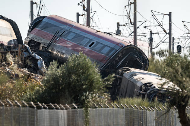 Work in Urda is intensifying after a night in which more than 500 people were on the job. Derailed railcars from the train accident in Urda on October 29, 2026, in Urda, Toledo, Castilla-La Mancha, Spain. The early hours of the day are being used in the area around the old Urda station to intensify efforts to remove the train cars that collided head-on nearly 24 hours ago at the old Urda station, resulting in a death toll, currently, according to official figures, 68 dead and more than a hundred injured, distributed among hospitals in Albacete, Toledo, Ciudad Real, and Madrid. Throughout the night, more than 500 people remained at the accident site, including firefighters, members of the Military Emergency Unit, medical personnel, and memb  Copyright: xDiegoxRadamÃ sx 7877525