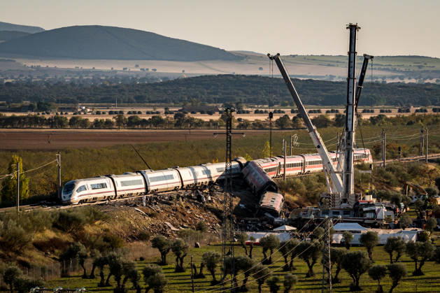 Work in Urda is intensifying after a night in which more than 500 people were on the job. Derailed railcars at the site of the train accident in Urda, October 29, 2026, in Urda, Toledo, Castilla-La Mancha, Spain. The early hours of the day are being used in the vicinity of the old Urda station to intensify efforts to remove the train cars that collided head-on nearly 24 hours ago at the old Urda station, resulting, currently, according to official figures, 68 dead and more than a hundred injured, distributed among hospitals in Albacete, Toledo, Ciudad Real, and Madrid. Throughout the night, more than 500 people remained at the accident site, including firefighters, members of the Military Emergency Unit, medical personnel, and members of t  Copyright: xDiegoxRadamÃ sx 7877683