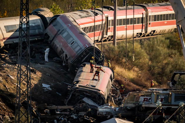 Work in Urda is intensifying after a night in which more than 500 people were on the job. Members of the UME are working on the derailed train cars at the site of the train accident in Urda on October 29, 2026, in Urda, Toledo, Castilla-La Mancha, Spain. The early hours of the day are being used in the vicinity of the old Urda station to intensify efforts to remove the train cars that collided head-on nearly 24 hours ago at the old Urda station, resulting, currently, according to official figures, 68 dead and more than a hundred injured, distributed among hospitals in Albacete, Toledo, Ciudad Real, and Madrid. Throughout the night, more than 500 people remained at the accident site, including firefighters, members of the Military Emergency  Copyright: xDiegoxRadamÃ sx 7877677