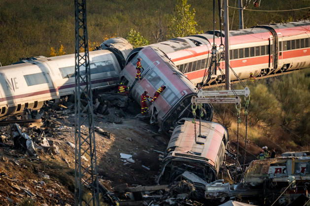 Work in Urda is intensifying after a night in which more than 500 people were on the job. Members of the UME are working on the derailed train cars at the site of the train accident in Urda on October 29, 2026, in Urda, Toledo, Castilla-La Mancha, Spain. The early hours of the day are being used in the vicinity of the old Urda station to intensify efforts to remove the train cars that collided head-on nearly 24 hours ago at the old Urda station, resulting, currently, according to official figures, 68 dead and more than a hundred injured, distributed among hospitals in Albacete, Toledo, Ciudad Real, and Madrid. Throughout the night, more than 500 people remained at the accident site, including firefighters, members of the Military Emergency  Copyright: xDiegoxRadamÃ sx 7877679