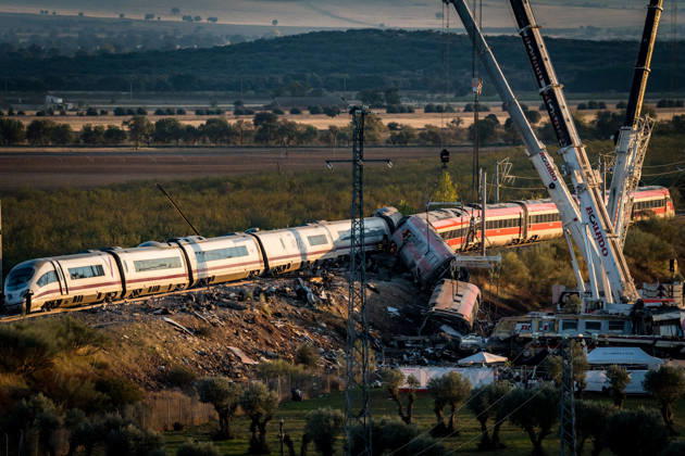 Work in Urda is intensifying after a night in which more than 500 people were on the job. Several cranes are working at the site of the train accident in Urda on October 29, 2026, in Urda, Toledo, Castilla-La Mancha, Spain. The early hours of the day are being used in the vicinity of the old Urda station to intensify efforts to remove the train cars that collided head-on nearly 24 hours ago at the old Urda station, resulting, so far, according to official figures, 68 dead and more than a hundred injured, who have been taken to hospitals in Albacete, Toledo, Ciudad Real, and Madrid. Throughout the night, more than 500 people remained at the accident site, including firefighters, members of the Military Emergency Unit, medical personnel, and  Copyright: xDiegoxRadamÃ sx 7877730