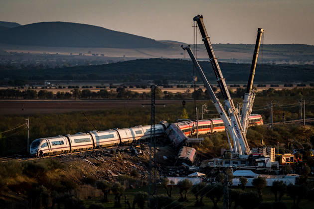 Work in Urda is intensifying after a night in which more than 500 people were on the job. Several cranes are working at the site of the train accident in Urda on October 29, 2026, in Urda, Toledo, Castilla-La Mancha, Spain. The early hours of the day are being used in the vicinity of the old Urda station to intensify efforts to remove the train cars that collided head-on nearly 24 hours ago at the old Urda station, resulting, so far, according to official figures, 68 dead and more than a hundred injured, who have been taken to hospitals in Albacete, Toledo, Ciudad Real, and Madrid. Throughout the night, more than 500 people remained at the accident site, including firefighters, members of the Military Emergency Unit, medical personnel, and  Copyright: xDiegoxRadamÃ sx 7877731