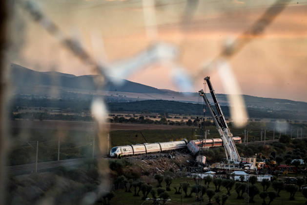 Work in Urda is intensifying after a night in which more than 500 people were on the job. Several cranes are working at the site of the train accident in Urda on October 29, 2026, in Urda, Toledo, Castilla-La Mancha, Spain. The early hours of the day are being used in the vicinity of the old Urda station to intensify efforts to remove the train cars that collided head-on nearly 24 hours ago at the old Urda station, resulting, so far, according to official figures, 68 dead and more than a hundred injured, who have been taken to hospitals in Albacete, Toledo, Ciudad Real, and Madrid. Throughout the night, more than 500 people remained at the accident site, including firefighters, members of the Military Emergency Unit, medical personnel, and  Copyright: xDiegoxRadamÃ sx 7877733