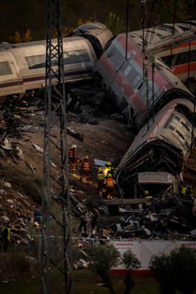 Work in Urda is intensifying after a night in which more than 500 people were on the job. Members of the UME are working on the derailed train cars at the site of the train accident in Urda on October 29, 2026, in Urda, Toledo, Castilla-La Mancha, Spain. The early hours of the day are being used in the vicinity of the old Urda station to intensify efforts to remove the train cars that collided head-on nearly 24 hours ago at the old Urda station, resulting, so far, according to official figures, of 68 dead and more than a hundred injured, who have been taken to hospitals in Albacete, Toledo, Ciudad Real, and Madrid. Throughout the night, more than 500 people remained at the accident site, including firefighters, members of the Military Emer  Copyright: xDiegoxRadamÃ sx 7877749