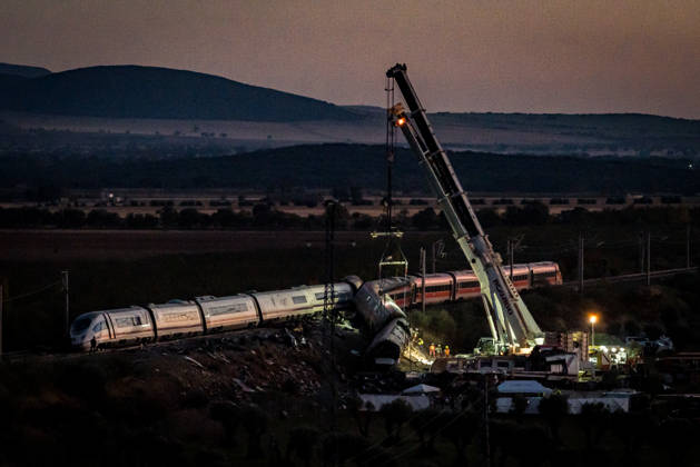 Work in Urda is intensifying after a night in which more than 500 people were on the job. Several cranes are working at the site of the train accident in Urda on October 29, 2026, in Urda, Toledo, Castilla-La Mancha, Spain. The early hours of the day are being used in the vicinity of the old Urda station to intensify efforts to remove the train cars that collided head-on nearly 24 hours ago at the old Urda station, resulting, so far, according to official figures, 68 dead and more than a hundred injured, who have been taken to hospitals in Albacete, Toledo, Ciudad Real, and Madrid. Throughout the night, more than 500 people remained at the accident site, including firefighters, members of the Military Emergency Unit, medical personnel, and  Copyright: xDiegoxRadamÃ sx 7877832