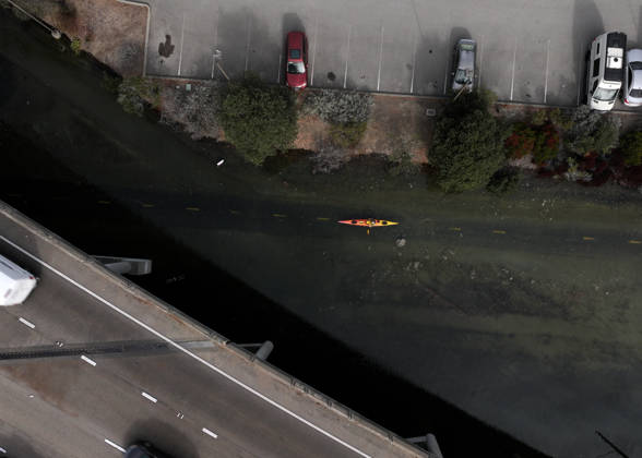 High tide in Marin County of California MARIN COUNTY, CA - OCTOBER 29: Floodwaters covered roads in Marin County as residents kayaking on the bike trail during high tide between Sausalito and Mill Valley in California, United States on October 29, 2026. Tayfun Coskun Anadolu California United States. Editorial use only. Please get in touch for any other usage. Copyright: x2026xAnadoluxTayfunxCoskunx