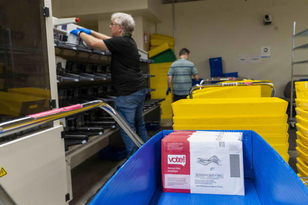 October 29, 2026, Renton, Washington, USA: Workers organize envelopes filled with voted ballots after a machine opens the envelopes in a secure room as 2026 mid-term election ballots are opened and counted at the King County Elections office in Renton, Washington, USA, on Thu., Oct. 29, 2026. Approximately 98% of votes cast in Washington state are mail-in ballots. Renton USA - ZUMAb344 20261029_znp_b344_020 Copyright: xM.xScottxBrauerx
