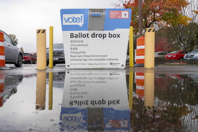 October 29, 2026, Renton, Washington, USA: A ballot drop box stands in the parking lot of the King County Elections office in Renton, Washington, USA, on Thu., Oct. 29, 2026. Approximately 98% of votes cast in Washington state are mail-in ballots. Renton USA - ZUMAb344 20261029_znp_b344_040 Copyright: xM.xScottxBrauerx