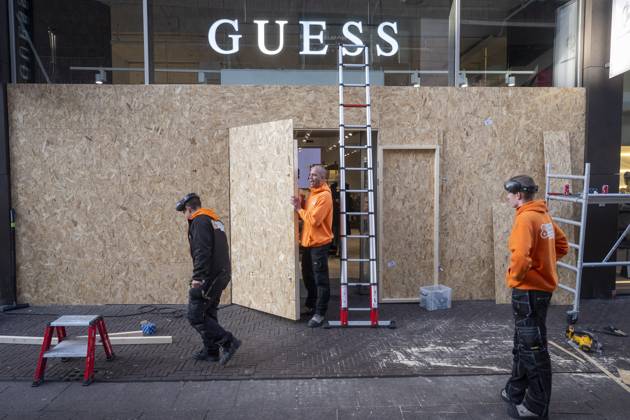 THE HAGUE - The GUESS shop window is being boarded up as a precaution against potential riots and looting. Shared messages are circulating among young people calling for riots in several Dutch cities this coming weekend, under the name Generation Z Protest. JEROEN JUMELET ANP netherlands out - belgium out  Copyright: xx x574102747x originalFilename: 574102747.jpg