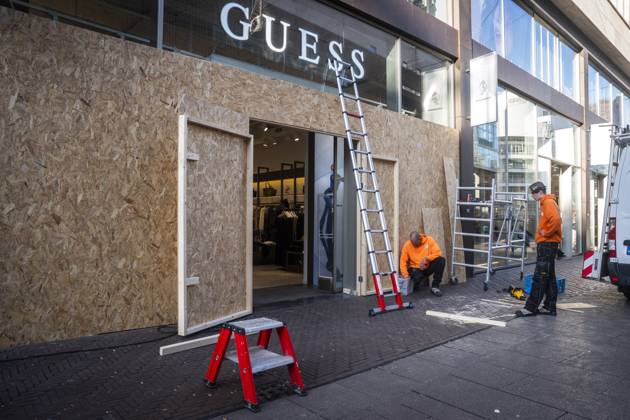 THE HAGUE - The GUESS shop window is being boarded up as a precaution against potential riots and looting. Shared messages are circulating among young people calling for riots in several Dutch cities this coming weekend, under the name Generation Z Protest. JEROEN JUMELET ANP netherlands out - belgium out  Copyright: xx x574102778x originalFilename: 574102778.jpg