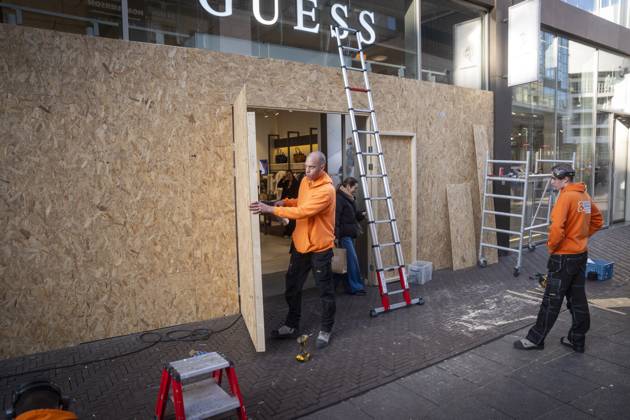 THE HAGUE - The GUESS shop window is being boarded up as a precaution against potential riots and looting. Shared messages are circulating among young people calling for riots in several Dutch cities this coming weekend, under the name Generation Z Protest. JEROEN JUMELET ANP netherlands out - belgium out  Copyright: xx x574102925x originalFilename: 574102925.jpg