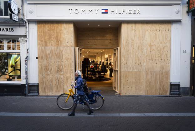 THE HAGUE - The Tommy Hilfiger shop window has been boarded up as a precaution against potential riots and looting. Shared messages are circulating among young people calling for riots in several Dutch cities this coming weekend, under the name Generation Z Protest. JEROEN JUMELET ANP netherlands out - belgium out  Copyright: xx x574103170x originalFilename: 574103170.jpg