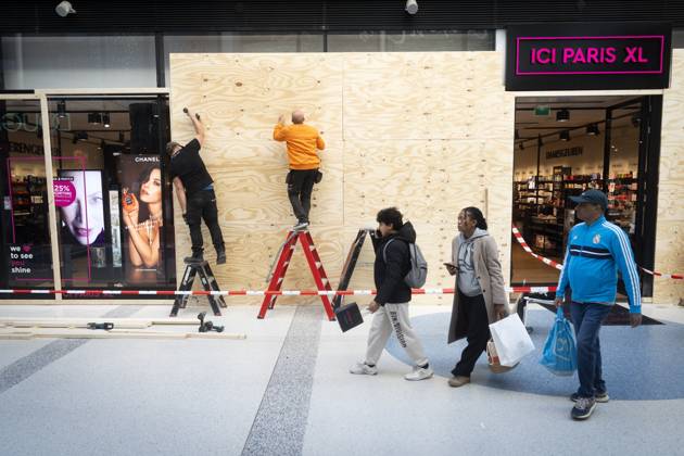 THE HAGUE - The window of Ici Paris XL is being boarded up as a precaution against potential riots and looting. Shared messages are circulating among young people calling for riots in several Dutch cities this coming weekend, under the name Generation Z Protest. JEROEN JUMELET ANP netherlands out - belgium out  Copyright: xx x574103226x originalFilename: 574103226.jpg