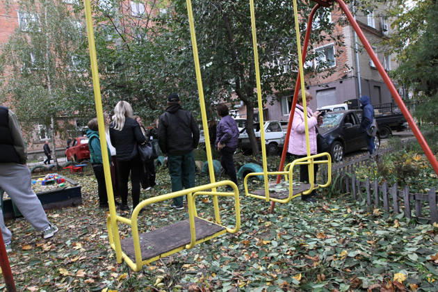 People stay at a playground outside an apartment block on Oleksandra Polia Avenue damaged by a Russian drone strike in Dnipro, Ukraine, on October 30, 2026. The Russian attack damaged at least five residential high-rise buildings and a school. More than 300 windows were shattered in the strike. (Photo by Mykola Miakshykov Ukrinform) Russian attack damages residential buildings and school in Dnipro  Copyright: xMykolaxMiakshykovx