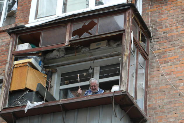 An elderly man stands on the balcony in an apartment block on Oleksandra Polia Avenue damaged by a Russian drone strike in Dnipro, Ukraine, on October 30, 2026. The Russian attack damaged at least five residential high-rise buildings and a school. More than 300 windows were shattered in the strike. (Photo by Mykola Miakshykov Ukrinform) Russian attack damages residential buildings and school in Dnipro  Copyright: xMykolaxMiakshykovx