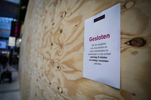 Shops take precautions ahead of possible protests in the Hague THE HAGUE, NETHERLANDS - OCTOBER 30: Shops in the city center board up their storefronts with wooden panels as a precaution over possible demonstrations and disturbances in several Dutch cities in the Hague, Netherlands on October 30, 2026. Mouneb Taim Anadolu The Hague Netherlands. Editorial use only. Please get in touch for any other usage.  Copyright: x2026xAnadoluxMounebxTaimx