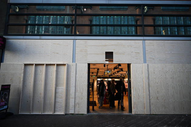 Shops take precautions ahead of possible protests in the Hague THE HAGUE, NETHERLANDS - OCTOBER 30: Shops in the city center board up their storefronts with wooden panels as a precaution over possible demonstrations and disturbances in several Dutch cities in the Hague, Netherlands on October 30, 2026. Mouneb Taim Anadolu The Hague Netherlands. Editorial use only. Please get in touch for any other usage.  Copyright: x2026xAnadoluxMounebxTaimx