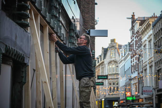 Shops take precautions ahead of possible protests in the Hague THE HAGUE, NETHERLANDS - OCTOBER 30: Shops in the city center board up their storefronts with wooden panels as a precaution over possible demonstrations and disturbances in several Dutch cities in the Hague, Netherlands on October 30, 2026. Mouneb Taim Anadolu The Hague Netherlands. Editorial use only. Please get in touch for any other usage.  Copyright: x2026xAnadoluxMounebxTaimx