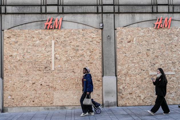 Shopkeepers board up windows ahead of planned protests in Nancy NANCY, FRANCE - OCTOBER 30: Merchants reinforce store windows with wooden boarding and protective security barriers in downtown Nancy, France, on October 30, 2026. Local business owners and merchants heavily fortified their storefronts across the city center following previous riots and looting, bracing for potential violence and property destruction ahead of scheduled demonstrations over the weekend. Muhammed Said Tako Anadolu Nancy France. Editorial use only. Please get in touch for any other usage.  Copyright: x2026xAnadoluxMuhammedxSaidxTakox