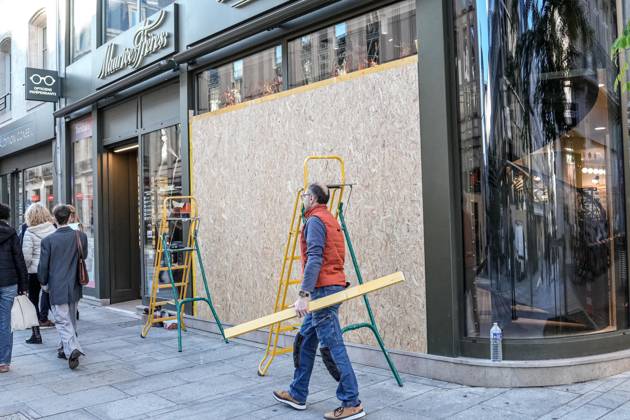 Shopkeepers board up windows ahead of planned protests in Nancy NANCY, FRANCE - OCTOBER 30: Merchants reinforce store windows with wooden boarding and protective security barriers in downtown Nancy, France, on October 30, 2026. Local business owners and merchants heavily fortified their storefronts across the city center following previous riots and looting, bracing for potential violence and property destruction ahead of scheduled demonstrations over the weekend. Muhammed Said Tako Anadolu Nancy France. Editorial use only. Please get in touch for any other usage.  Copyright: x2026xAnadoluxMuhammedxSaidxTakox