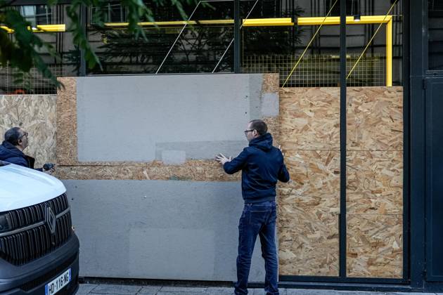 Shopkeepers board up windows ahead of planned protests in Nancy NANCY, FRANCE - OCTOBER 30: Merchants reinforce store windows with wooden boarding and protective security barriers in downtown Nancy, France, on October 30, 2026. Local business owners and merchants heavily fortified their storefronts across the city center following previous riots and looting, bracing for potential violence and property destruction ahead of scheduled demonstrations over the weekend. Muhammed Said Tako Anadolu Nancy France. Editorial use only. Please get in touch for any other usage.  Copyright: x2026xAnadoluxMuhammedxSaidxTakox