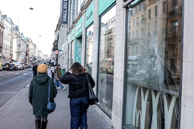 Shopkeepers board up windows ahead of planned protests in Nancy NANCY, FRANCE - OCTOBER 30: Merchants reinforce store windows with wooden boarding and protective security barriers in downtown Nancy, France, on October 30, 2026. Local business owners and merchants heavily fortified their storefronts across the city center following previous riots and looting, bracing for potential violence and property destruction ahead of scheduled demonstrations over the weekend. Muhammed Said Tako Anadolu Nancy France. Editorial use only. Please get in touch for any other usage.  Copyright: x2026xAnadoluxMuhammedxSaidxTakox