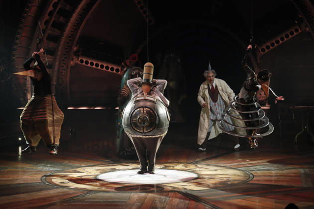 October 30, 2026, Madrid, Community Of Madrid, Spain: Artists and acrobats of Cirque du Soleil perform live on stage during the opening premiere of KURIOS - Cabinet of Curiosities (Gabinete de Curiosidades) under the iconic Big Top (Gran Carpa) at Escenario Puerta del Angel in Madrid, Spain, on Friday, October 30, 2026. Directed by Michel Laprise and celebrated as one of Cirque du Soleil s most acclaimed productions, the steampunk-inspired spectacle arrives in the Spanish capital following its successful engagement in Barcelona to conclude its Spanish tour. Set in a late 19th-century mechanical universe, the show follows an ambitious inventor known as The Seeker who unlocks a cabinet of curiosities, unleashing world-class contortionists - ZUMAo127 20261030_zep_o127_068 Copyright: xHugoxOrtunox