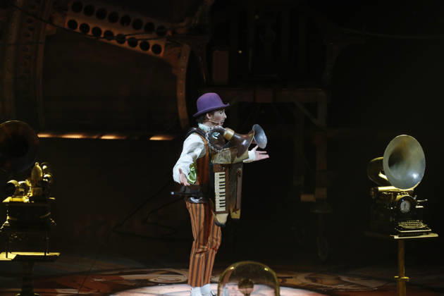 October 30, 2026, Madrid, Community Of Madrid, Spain: Artists and acrobats of Cirque du Soleil perform live on stage during the opening premiere of KURIOS - Cabinet of Curiosities (Gabinete de Curiosidades) under the iconic Big Top (Gran Carpa) at Escenario Puerta del Angel in Madrid, Spain, on Friday, October 30, 2026. Directed by Michel Laprise and celebrated as one of Cirque du Soleil s most acclaimed productions, the steampunk-inspired spectacle arrives in the Spanish capital following its successful engagement in Barcelona to conclude its Spanish tour. Set in a late 19th-century mechanical universe, the show follows an ambitious inventor known as The Seeker who unlocks a cabinet of curiosities, unleashing world-class contortionists - ZUMAo127 20261030_zep_o127_069 Copyright: xHugoxOrtunox