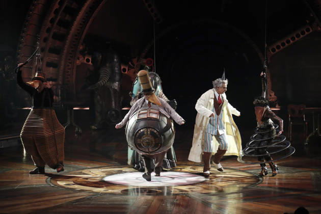 October 30, 2026, Madrid, Community Of Madrid, Spain: Artists and acrobats of Cirque du Soleil perform live on stage during the opening premiere of KURIOS - Cabinet of Curiosities (Gabinete de Curiosidades) under the iconic Big Top (Gran Carpa) at Escenario Puerta del Angel in Madrid, Spain, on Friday, October 30, 2026. Directed by Michel Laprise and celebrated as one of Cirque du Soleil s most acclaimed productions, the steampunk-inspired spectacle arrives in the Spanish capital following its successful engagement in Barcelona to conclude its Spanish tour. Set in a late 19th-century mechanical universe, the show follows an ambitious inventor known as The Seeker who unlocks a cabinet of curiosities, unleashing world-class contortionists - ZUMAo127 20261030_zep_o127_061 Copyright: xHugoxOrtunox