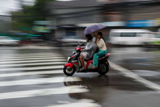 October 31, 2026, Lalitpur, Nepal: LALITPUR, NEPAL OCTOBER 31, 2026: People walk through the rain in Lalitpur as Cyclone Arnab, which originated in the Bay of Bengal, brings rainfall to the Kathmandu Valley. Nepal s National Disaster Risk Reduction and Management Authority (NDRRMA) issued a high-alert advisory for 29 to 31 October, urging people to remain on high alert. Lalitpur Nepal - ZUMAq101 20261031_zna_q101_003 Copyright: xSunilxPradhanx
