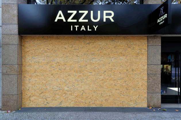 Berlin, October 31, 2026 The storefront of the Azzur Italy fashion store on Kurfürstendamm is completely boarded up with wooden panels. Several luxury stores on Kurfürstendamm have secured their storefronts with wooden panels ahead of today’s protests by the Gen Z Initiative to guard against possible riots. Ku’damm Stores Secure Storefronts Ahead of Gen Z Protest