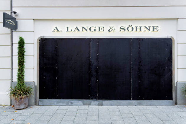 Berlin, October 31, 2026 The storefront of the boutique belonging to the Glashütte-based watchmaker A. Lange & Söhne on Kurfürstendamm is boarded up with black-painted wooden panels. Several luxury stores on Kurfürstendamm have secured their storefronts against possible riots ahead of today’s protests by the Gen Z initiative using wooden