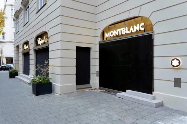 Berlin, October 31, 2026 The Montblanc and Chopard boutiques on Kurfürstendamm are boarded up with black-painted wooden panels. Several luxury stores on Kurfürstendamm have secured their storefronts with wooden panels ahead of today’s protests by the Gen Z Initiative to guard against possible riots. Ku Kurfürstendamm stores secure storefronts ahead of Gen Z protest