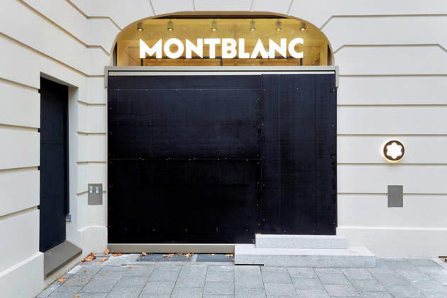 Berlin, October 31, 2026 The storefront and entrance to the Montblanc boutique on Kurfürstendamm are boarded up with black-painted wooden panels. Several luxury stores on Kurfürstendamm have secured their storefronts with wooden panels ahead of today’s protests by the Gen Z Initiative to guard against potential riots Ku damm stores secure storefronts ahead of Gen Z pro
