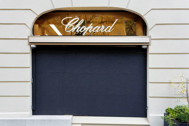 Berlin, October 31, 2026 The window of the Chopard boutique on Kurfürstendamm is boarded up with dark-painted wooden panels. Several luxury stores on Kurfürstendamm have secured their windows with wooden panels ahead of today’s protests by the Gen Z Initiative to protect against potential riots. Ku’dammStores Secure Storefronts Ahead of Gen Z Protest