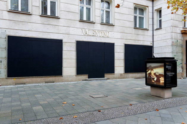 Berlin, October 31, 2026 The storefronts of the Valentino store on Kurfürstendamm are boarded up with black-painted wooden panels. Several luxury stores on Kurfürstendamm have secured their storefronts with wooden panels ahead of today’s protests by the Gen Z Initiative to prevent potential riots. Kurfürstendamm stores secure Storefronts Against Gen Z Protest