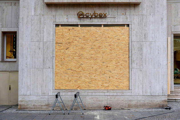 Berlin, October 31, 2026 The window of the Cybex store on Kurfürstendamm is boarded up with OSB panels, and the craftsmen’s workbenches are still standing in front of them. Several luxury stores on Kurfürstendamm have secured their storefronts against possible riots ahead of today’s protests by the Gen Z initiative using wooden panels. Kurfürstend