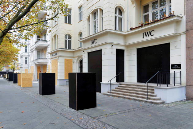 Berlin, October 31, 2026 The boutique of watchmaker IWC Schaffhausen on Kurfürstendamm is boarded up with black panels, and the display cases on the sidewalk are also covered. Several luxury stores on Kurfürstendamm have secured their storefronts against possible riots ahead of today’s protests by the Gen Z Takes Charge initi