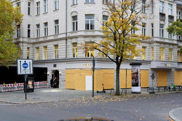 Berlin, October 31, 2026 The Prada store at the corner of Kurfürstendamm and Wielandstraße is completely boarded up with OSB panels. Several luxury stores on Kurfürstendamm have secured their storefronts against potential riots ahead of today’s protests by the Gen Z Initiative using wooden panels. Kurfürstendamm Stores Secure Storefronts Ahead of Gen Z Protest