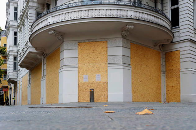 Berlin, October 31, 2026 The facade of the Louis Vuitton store on Kurfürstendamm is boarded up with OSB panels, with signs announcing the closure attached to them. Several luxury stores on Kurfürstendamm have secured their storefronts with wooden panels ahead of today’s protests by the Gen Z Initiative to guard against possible riots. Kurfürstendamm stor