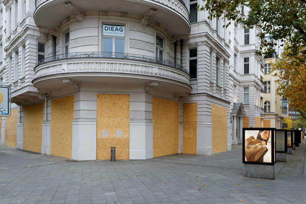 Berlin, October 31, 2026 The Louis Vuitton store on a street corner on Kurfürstendamm is boarded up with OSB panels, with advertising display cases in front of them. Several luxury stores on Kurfürstendamm have secured their storefronts against possible riots ahead of today’s protests by the Gen Z initiative using wooden panels. Kurfürstendamm stores secure s