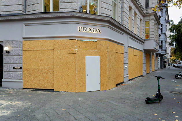 Berlin, October 31, 2026 The storefront windows of the Prada store on Kurfürstendamm are boarded up with OSB panels, and a white door serves as a temporary entrance. Several luxury stores on Kurfürstendamm have secured their storefronts with wooden panels ahead of today’s protests by the Gen Z initiative to guard against possible riots. Kurfürstenda
