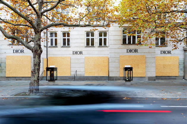 Berlin, October 31, 2026 A car drives past the Dior store on Kurfürstendamm, whose storefront windows are boarded up with OSB panels. Several luxury stores on Kurfürstendamm have secured their windows with wooden panels ahead of today’s protests by the Gen Z initiative to guard against possible riots. Kurfürstendamm stores secure storefront windows ahead of Gen Z protest
